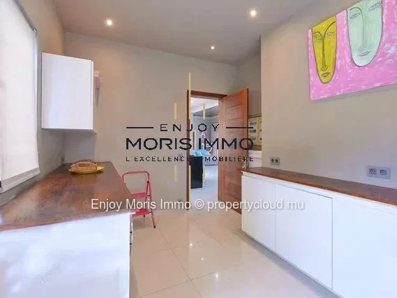Villa contemporaine 4 chambres + bureau– Grand Baie | 330 m² | Piscine privée | Villa meublée