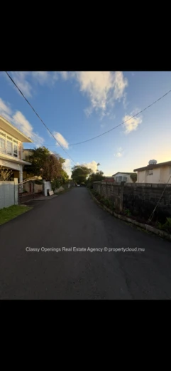 570 m² Walled Lot in Eau Coulée — Quiet Street, Near Bus, Schools & Shops