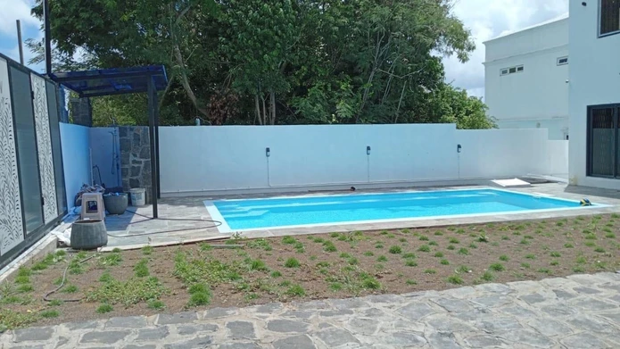 VILLA MAURICIEN NEUVE, à vendre à Calodyne, 210m², 4 chambres, piscine privée, proche de la mer, meublée, Rs.