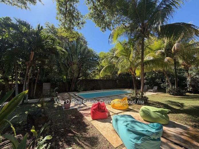 A true marvel, this lovely Creole house with 4 bedrooms, including 2 en-suite, and its vast colonial terrace exudes w...