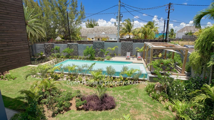 FOR SALE - Apartment R+2 - Pointe aux Canonniers - 3 bedrooms, communal pool, close to the beach - accessible to fore...