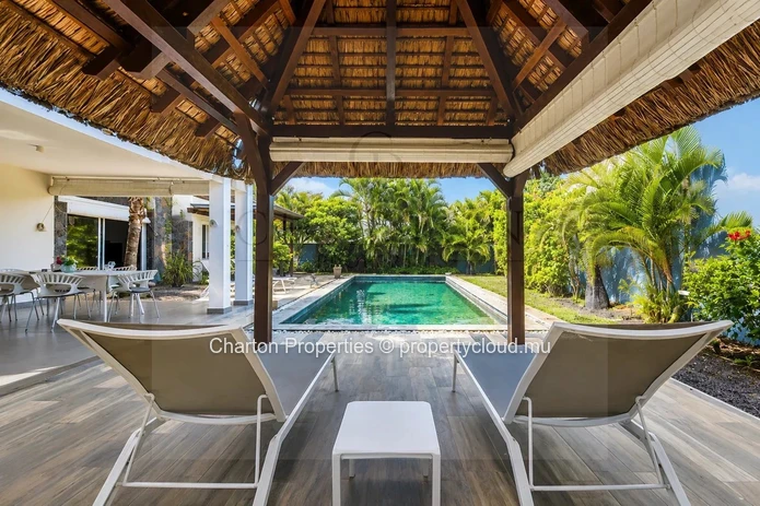 3 bedroom villa with private pool in a privileged residential environment