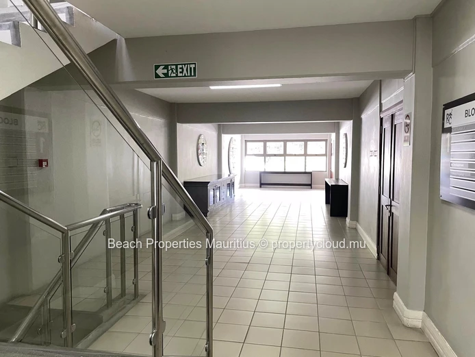 Unité de bureau open space lumineuse et fonctionnelle de 56 m² sur la côte ouest