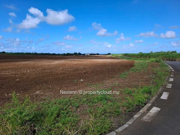 Industrial land of 59092 m² with sea and mountain views.