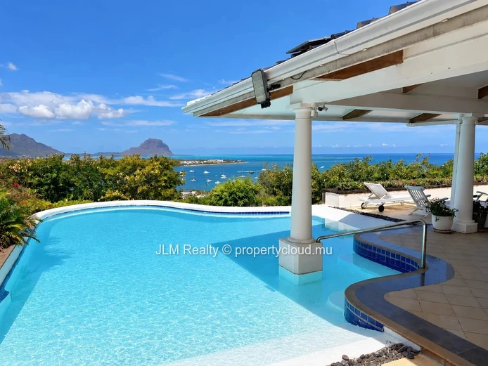 Villa d’exception à louer à Rivière Noire, Île Maurice – Vue panoramique sur Le Morne et l’océan