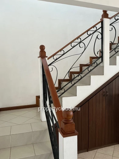 FOR RENT, charming duplex villa in a secure complex, 2 minutes from the public beach, Pereybere