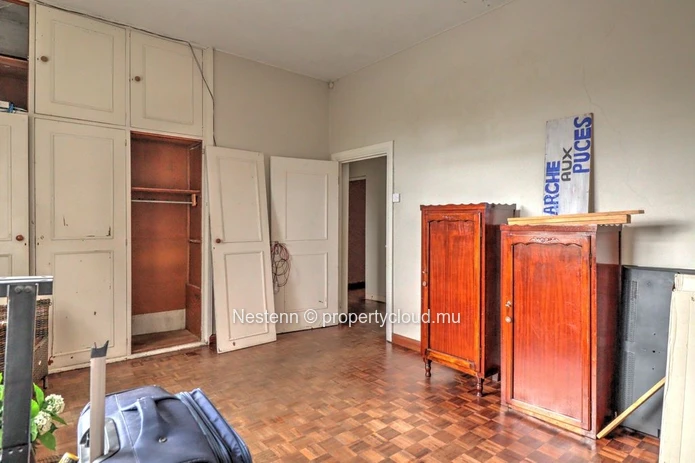 Traditional house with independent studio 