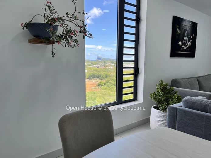 3-bedroom penthouse with private pool for rent in Péreybère