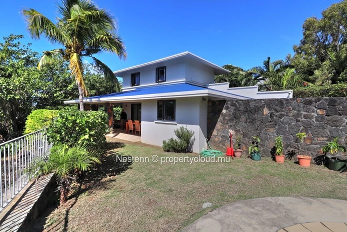 Traditional Duplex Villa in Grand Gaube with 4 bedrooms, private pool, sea view, and spacious yard. Fully furnished a...