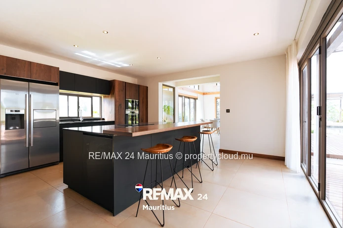 Superb contemporary 3-bedroom villa with private pool, landscaped garden and high ceilings.