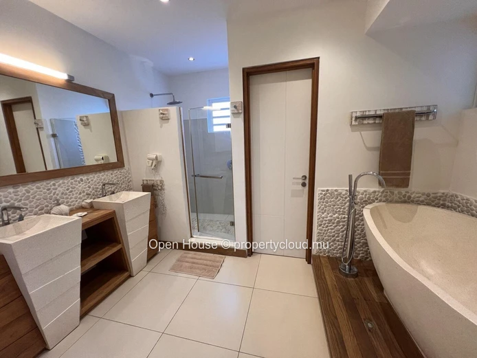 Magnifique appartement pieds dans l'eau, vue féérique sur le lagon de Cap Malheureux et les îles. 3 chambres. Piscine.