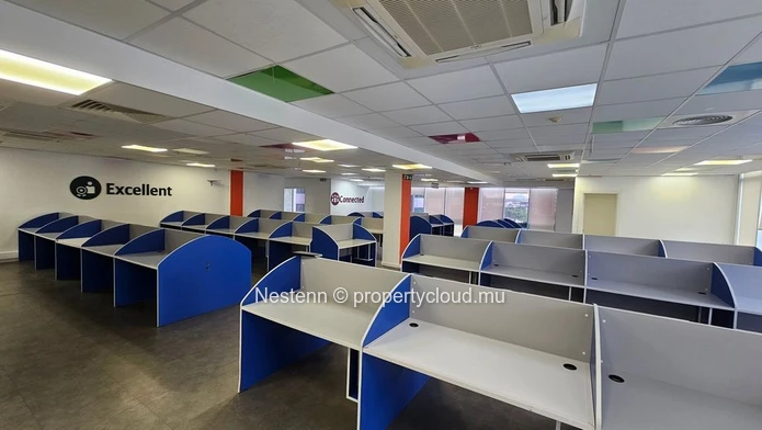 Bureau spacieux de 607,68 m² à Ébène.