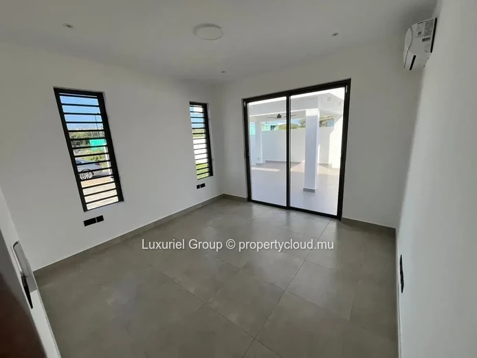 Confort et Élégance à Pereybere : Villa Neuve avec Espaces Ouverts