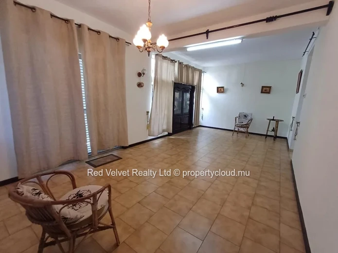 Maison familiale de 6 chambres à vendre à Quatre Bornes | Spacieuse demeure sur deux niveaux