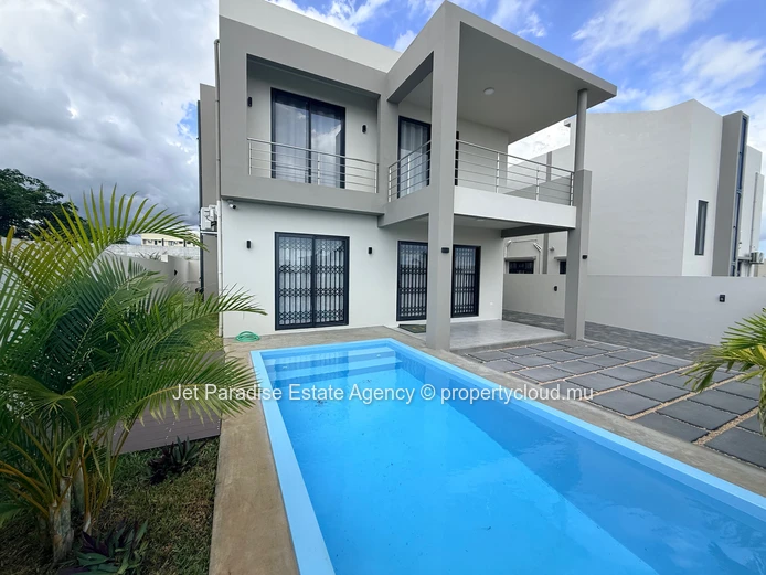Newly built 4 bedrooms house with private swimming pool and Garden