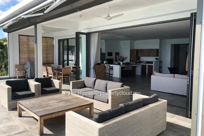 Beachfront penthouse, 4 bedrooms, 4 bathrooms, swimming pool, sea view. Grand Baie. Local market only