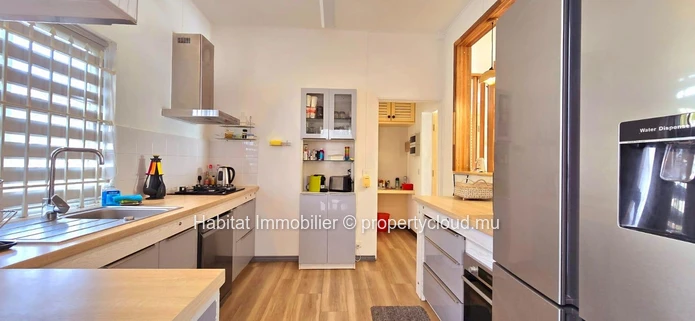 A louer : Charmante maison (style duplex / townhouse) pieds dans l'eau à Roches Noires