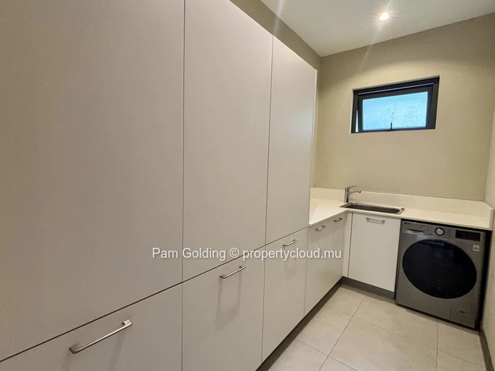Ground Floor 3-Bedroom Apartment with Private Garden in Pointe aux Canonniers, Mauritius, 196.69 m²