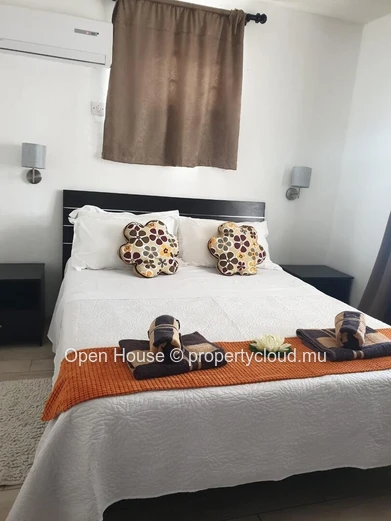 Duplex for sale in Palmar, Flacq. Living area of 127m² on a plot of 220m². 3 bedrooms, shared pool. Sea view, beach a...