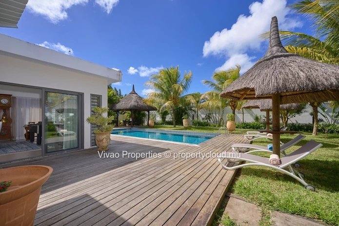 RES villa, accessible to non-Mauritians, for sale in Grand Baie, 362m² of living space, 1,185m² plot, 4 bedrooms, off...