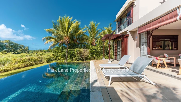 Exquise Villa Tropicale Nichée dans un Domaine de Golf Prestigieux
