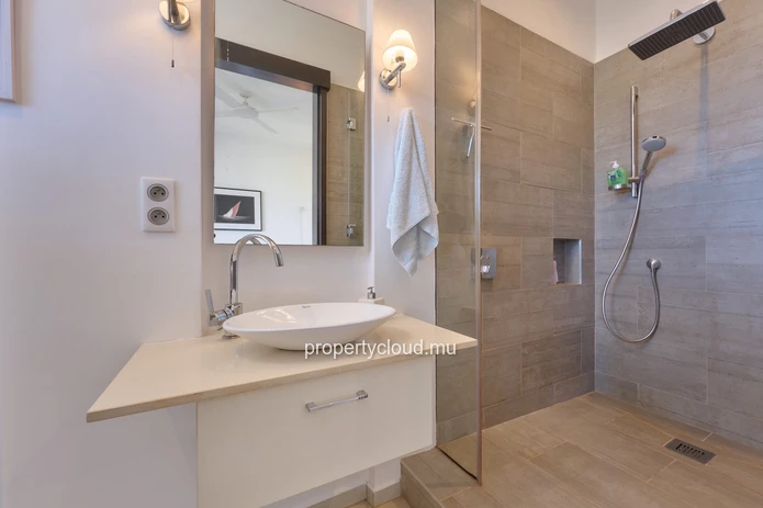 A vendre appartement de 3 chambres en suite accessible aux étrangers à Balaclava.