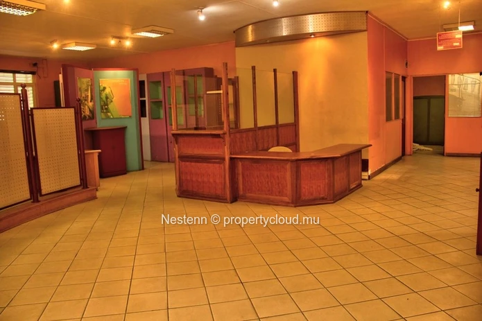 Spacious traditional commercial premises of 400m²