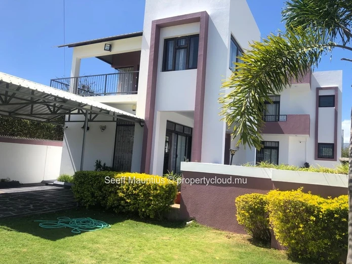 Modern 4-Bedroom Villa with Coin de Mire Views – Pereybere
