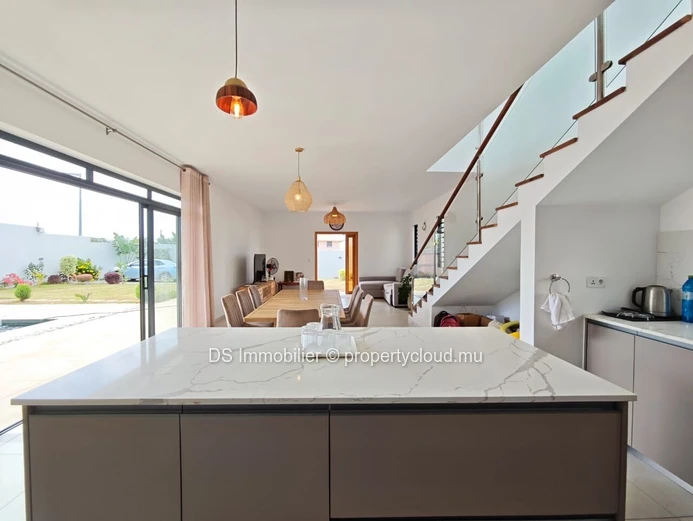 Villa Spacieuse De 5 Chambres + Bureau En Location À Grand Baie - Nord (Mandat exclusif)