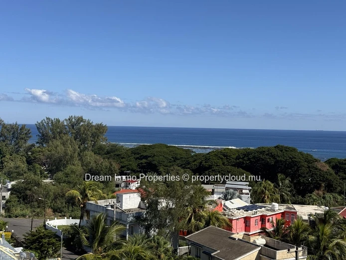 Penthouse meublé de 2 chambres avec rooftop privé & vue mer à Flic en Flac – Ile Maurice