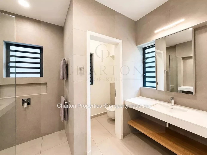 New 3-bedroom apartment with en-suite bathrooms and mountain views