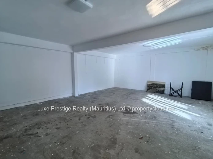 Beachfront 3-Bedroom Villa with Detached Studio on 2,587.75 m² Land in Poste Lafayette | Direct Beach Access | Leaseh...