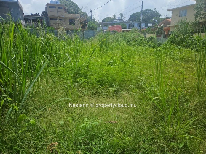 Terrain résidentiel de 21 perches clôturé – Possibilité 2 lots