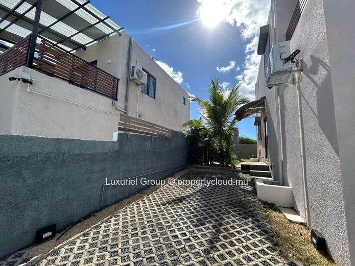 Beautiful Villa for Sale in Pereybere – Fully Furnished with Swimming Pool and Landscaped Terrace