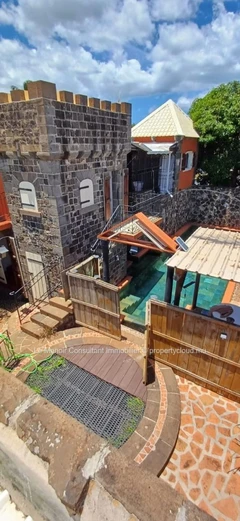 Ideal house for remote work with office, private pool, close to beach, shops and public transport.