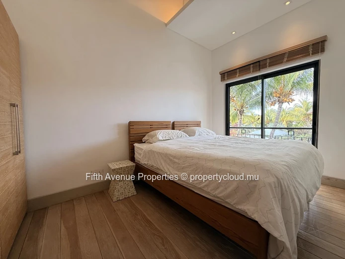 Élégant duplex en bord de canal avec piscine privée et point d'amarrage, La Balise Marina