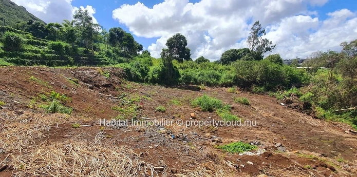 A VENDRE - Terrain de 362 toises en bordure de rivière dans un cadre naturel situé dans un quartier résidentiel à Mon...