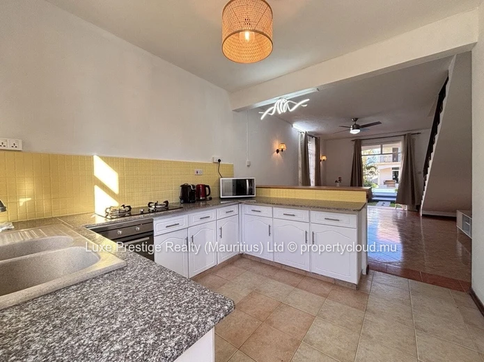 Townhouse Entièrement Rénové de 2 Chambres à Louer à Mont Choisy | À 2 Minutes à Pied de la Plage avec Piscine Commune