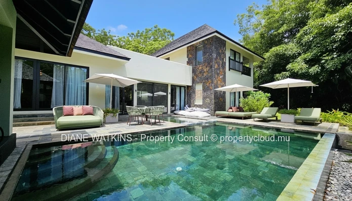 Contemporary Luxury Villa for Sale in Prestigious Golf Estate