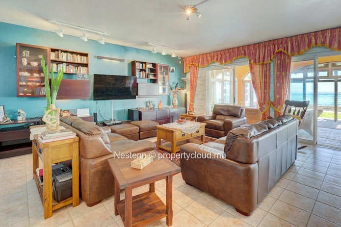 Propriété pieds dans l'eau sur un terrain de 1 224 m² avec une vue imprenable sur le lagon 