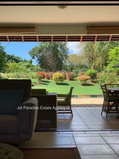 Villa moderne élégante avec vue montagne, piscine et grand terrain