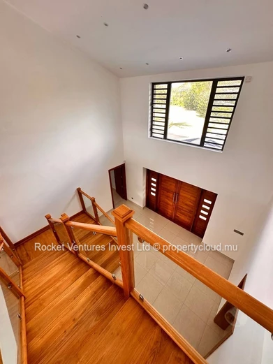 For Sale – Elegant 4-Bedroom Villa, East Coast – Bayfront, Private Estate