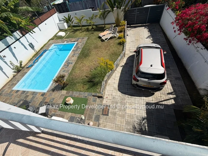 Maison meublée 3 chambres avec piscine à louer à Calodyne