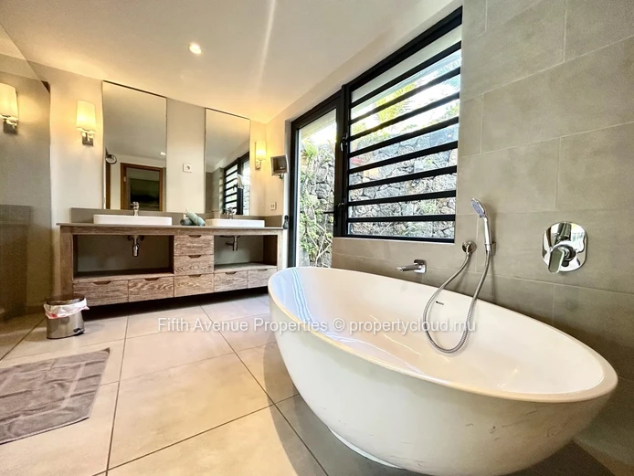 BLACK RIVER - 4 Bedrooms villa with mountain views