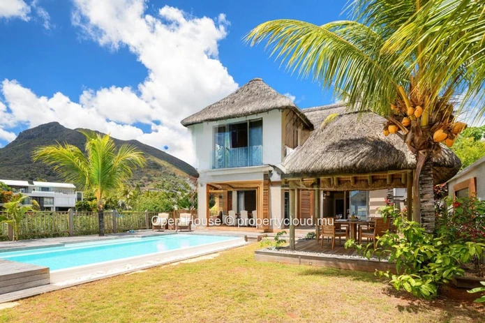Waterfront villa for sale in the unique Marina of the island, 395m², pool, 12m boat mooring, 5 bedrooms.