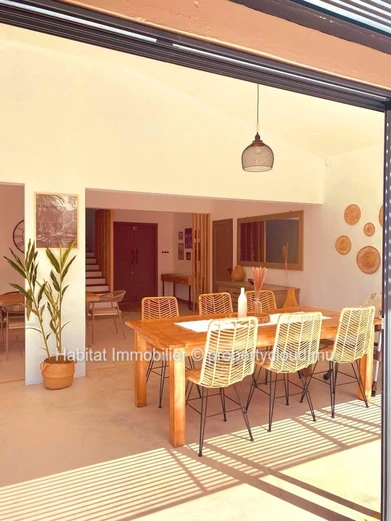 Belle villa meublée et équipée de 300 m2 sur un terrain de 105 toises située à Calodyne