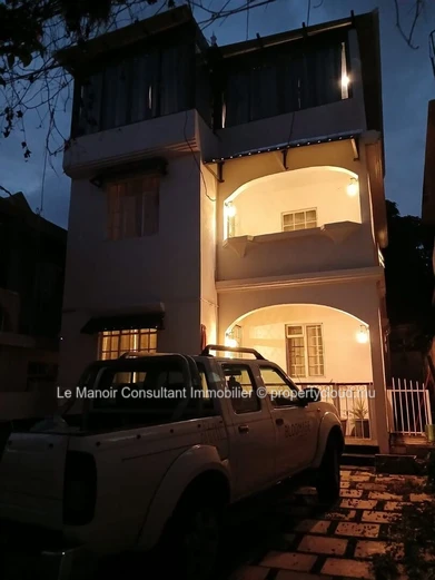 Maison individuelle de 2 étages avec toit-terrasse aménagé et vue mer- vendue entièrement meublée