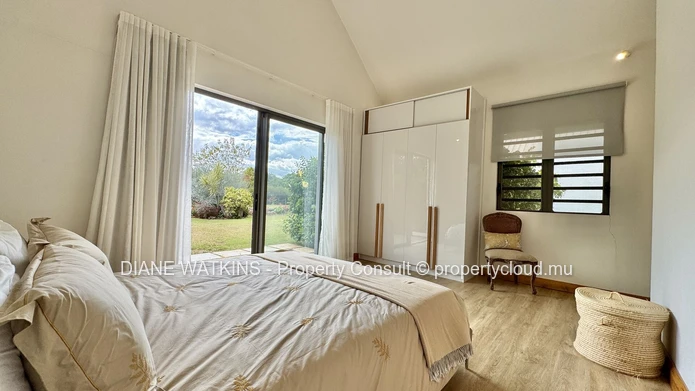 Villa de Luxe de 4 Chambres à Louer à Rivière Noire (Entretien Piscine & Jardin Inclus)