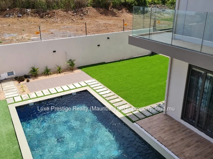 Villa Indépendante de 4 Chambres avec Bureau à Louer à Grand Baie | Piscine Privée, Jardin et Propriété Sécurisée