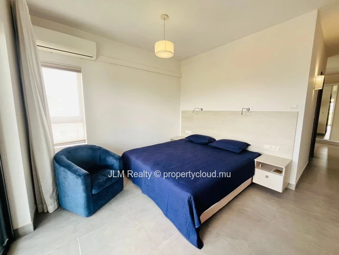 Penthouse Moderne de 2 Chambres avec Vue Panoramique sur le Parc à Louer à Phoenix, Île Maurice